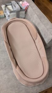 カウチソファの上に置いたネオママイズムベッドインベッド