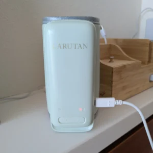 充電中のlarutanミルクウォーマー