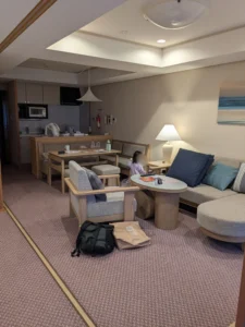 部屋で嬉しそうにする長女