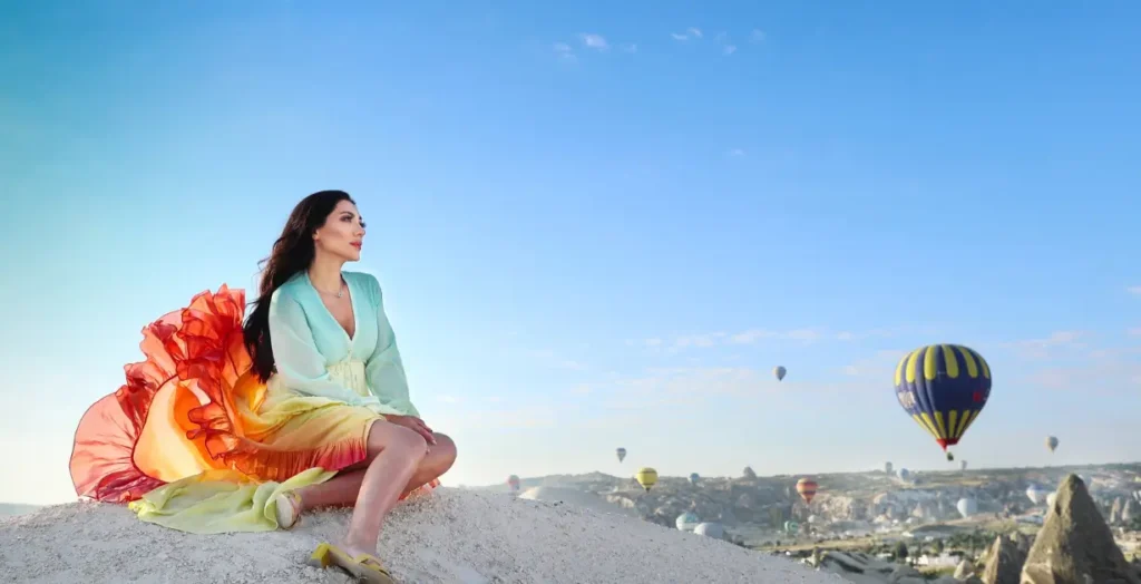 雄大な風景を眺める女性の画像