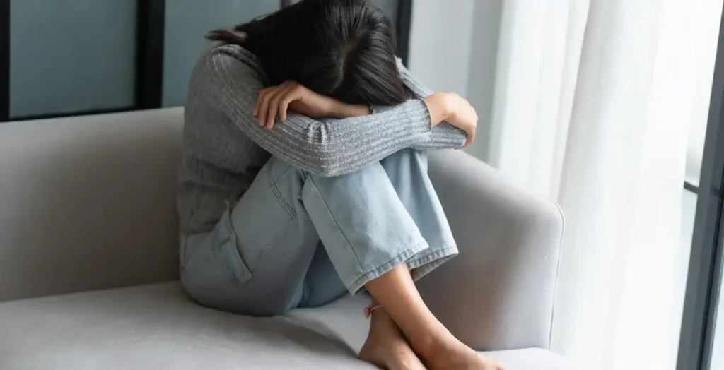 後悔する女性の画像