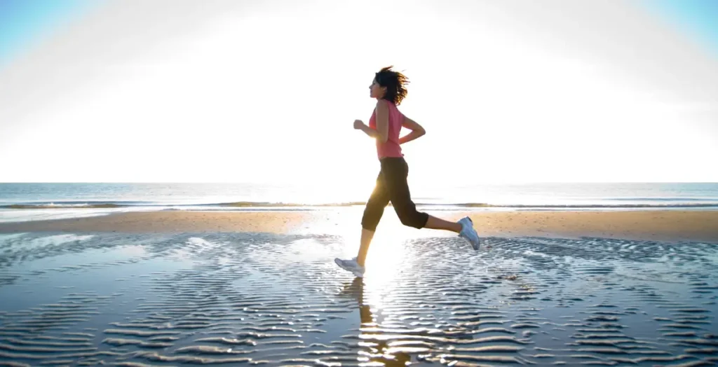 ランニングする女性の画像