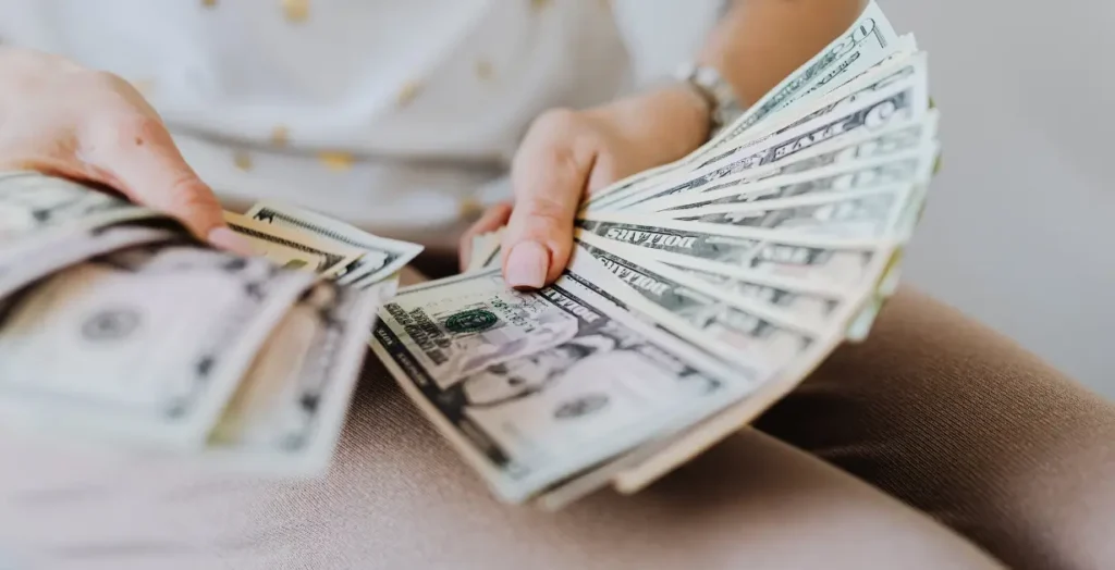 お金を広げる手の画像